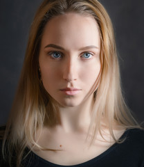 Naklejka premium Portrait of a beautiful young woman with blue eyes.