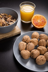 colazione: mele, noci e cerali