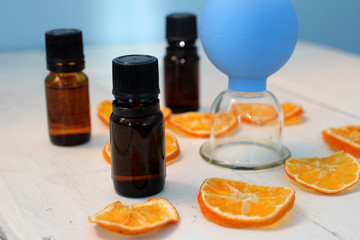 Баночки с эфирными маслами, массажер от целлюлита и дольки апельсинов