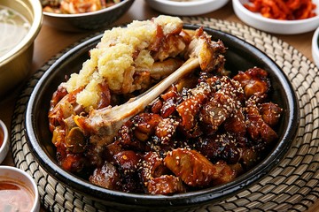 manul jokbal. Pigs' Feet with garlic