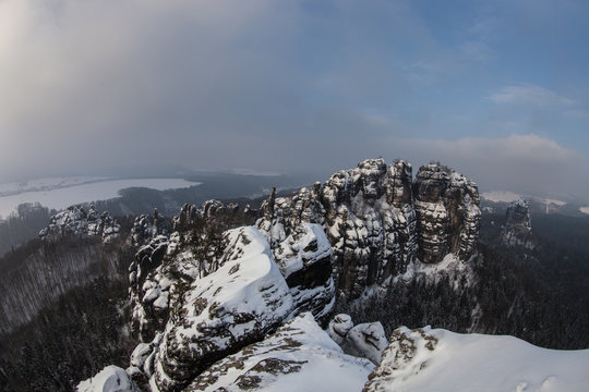 Blick von der Schrammsteinaussicht auf das Hohe Schrammtor bis zum Schrammsteinsattel des Schrammsteingebietes in der S&auml;chsischen Schweiz (Nationalpark) im Winter