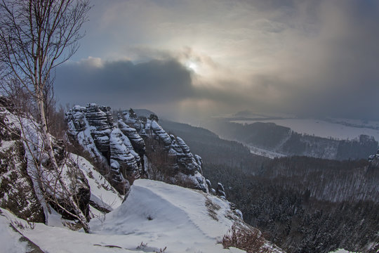 Blick von der Schrammsteinaussicht auf das Hohe Schrammtor bis zum Schrammsteinsattel des Schrammsteingebietes in der S&auml;chsischen Schweiz (Nationalpark) im Winter