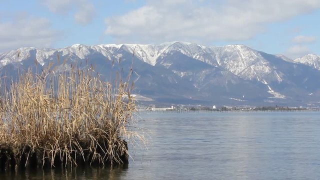 琵琶湖湖岸から見る冬の比良山地