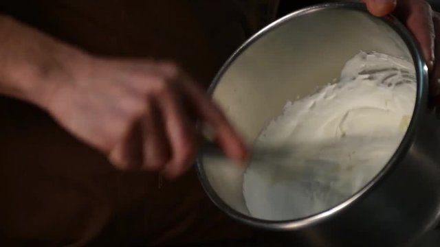 montare la panna con uno sbattitore