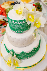 Obraz na płótnie Canvas Wedding cake with green lace