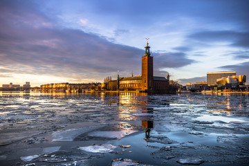 21 janvier 2017 : Panorama de l& 39 hôtel de ville de Stockholm par la glace, Suède