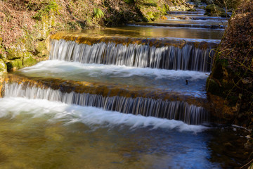 Wasserfall- Stufenwasserfall im Frühling im Wald