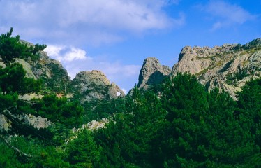 Blick zum "Trou de la bombe" (Loch der Bombe) in einer Steilwand auf dem Wanderweg zur Punta Velaco, Bavella-Gruppe Süd, Bavella-Massiv, Corse-du-Sud, Korsika, Frankreich, Europa