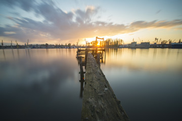 Obraz premium old wooden bridge near the seaport