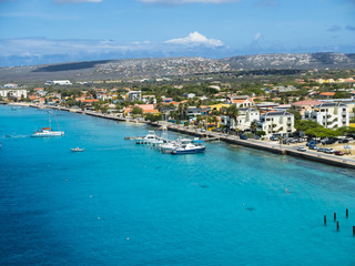 Fototapeta na wymiar Blick auf die Küste und die Hauptstadt Kralendijk,, Kralendijk, Niederländische Antillen, Antillen, Insel Bonaire, Bonaire, Karibik