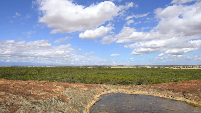 Blick übers Outback, Wasserloch auf einem Granitfels, Outcrops, Wheatbelt, Westaustralien, Western Australia, Australien, Down Under