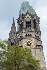 Baum vor Kirche