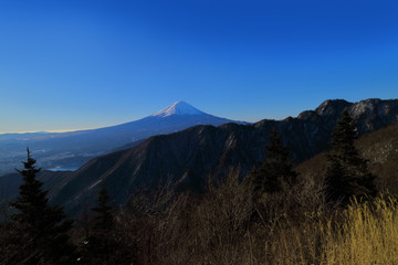 大石峠からの青空快晴の2月の富士山