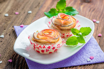 Kleine Kuchen aus Apfel und Blätterteig in Form einer Rose, Apfelrose, Cupcake