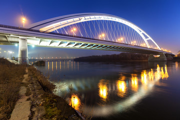 Obraz premium Apollo Bridge in Bratislava at night, Slovakia