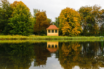 Fototapeta na wymiar City pond in the autumn park.