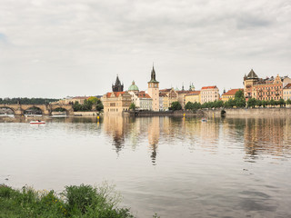 Fototapeta premium Stadtbild von Prag, der Hauptstadt Tschechiens, mit Moldau und Karlsbrücke