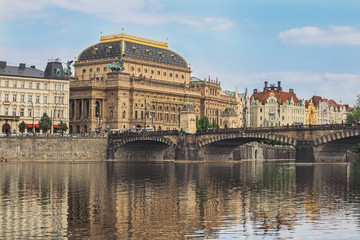 Stadtbild von Prag mit dem Nationaltheater und dem Fluss Moldau