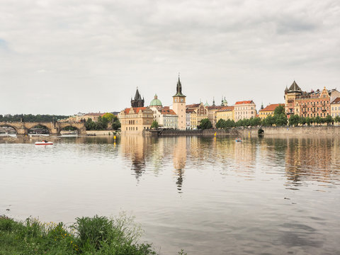 Stadtbild von Prag, der Hauptstadt Tschechiens, mit Moldau und Karlsbrücke