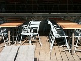 "Beigefarbener Bistrostuhl auf der Veranda eines restaurierten