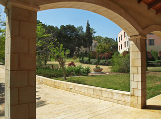 Во дворе церкови Заповедей Блаженства на берегу озера...