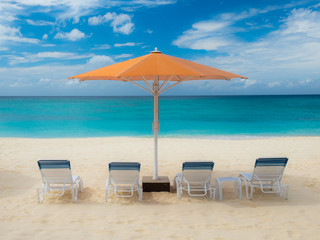Parasol and sun loungers on Seven Mile Beach in the Caribbean, Grand Cayman, Cayman Islands