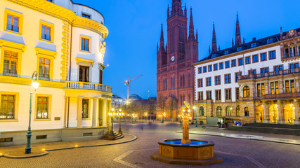 Fototapeta premium Wiesbaden, Schlossplatz. Links der Hessische Landtag, rehts das Neue Rathaus. Februar 2017