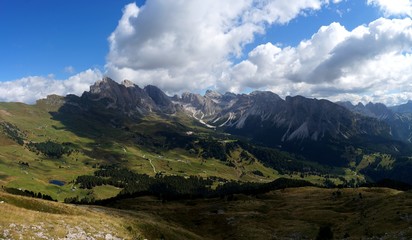 Panorama Aussicht auf Hochalm in Südtirol und Dolomiten Bergwelt / Mastle Alm / Puez Geisler