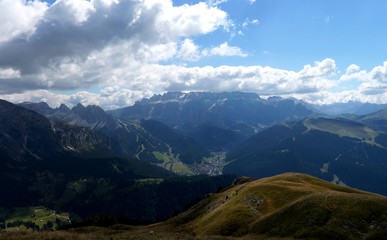 Obraz premium Aussicht auf Sella Gruppe und Wolkenstein im Tal / Piz Boe / Puez Geisler 