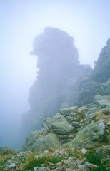 Schemenhafter Fels im Nebel sieht aus wie Kopf eines Mannes mit Bart und Hut, Wanderung zum Bavella...