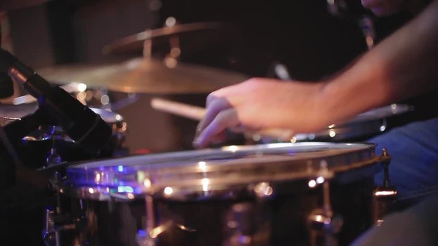 drummer plays jazzy on stage live