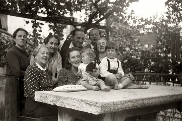 FOTO ANTICA CON GRUPPO IN POSA