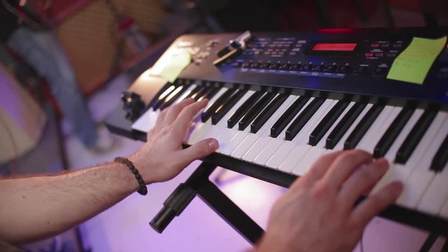 keyboard player play live on stage 