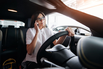 Obraz na płótnie Canvas Businesswoman talking on the phone in the car