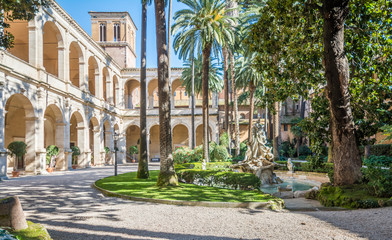 Obraz premium Cloister in Palazzetto Venezia in a sunny morning, Rome
