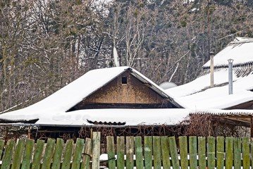 Крыша старого дома за забором