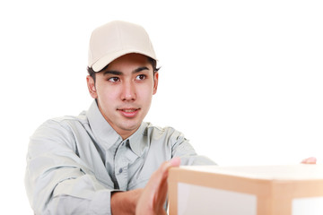 荷物を運ぶ笑顔の男性
