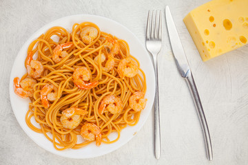 delicious delicious spaghetti with shrimps on wooden background