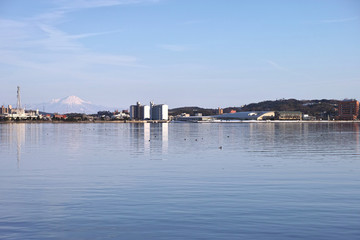 冬の宍道湖畔から見る出雲富士と松江市街地