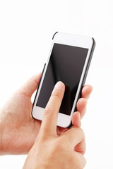 アイフォンを操作する手
