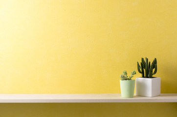 黄色い壁と棚のある部屋