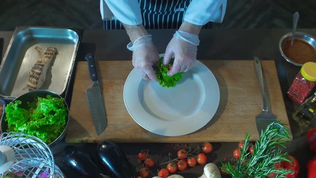 Chef Put Grilled Fish with Vegetables