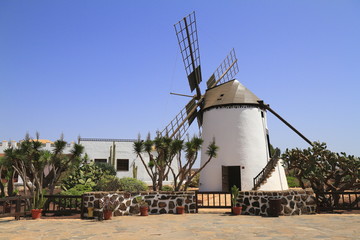 Fototapeta na wymiar Old windmill of Antigua village, Fuerteventura