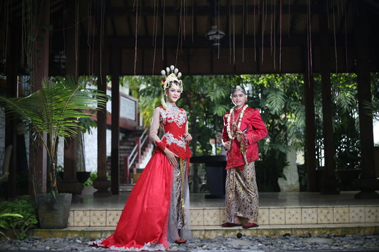 traditional royal wedding dress from java