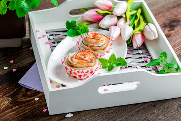Kleine Kuchen aus Apfel und Blätterteig in Form einer Rose, Apfelrose, Cupcake