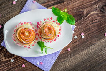 Kleine Kuchen aus Apfel und Blätterteig in Form einer Rose, Apfelrose, Cupcake