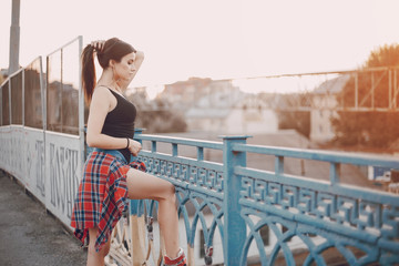 Fototapeta na wymiar young girl walking in the city