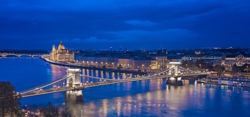Fototapeta na wymiar Nice night view on the famous Chain Bridge in Budapest, Hungary
