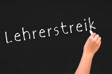 Fototapeta premium Lehrerstreik auf Schultafel