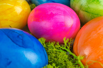 Viele bunte Ostereier in Nahaufnahme
